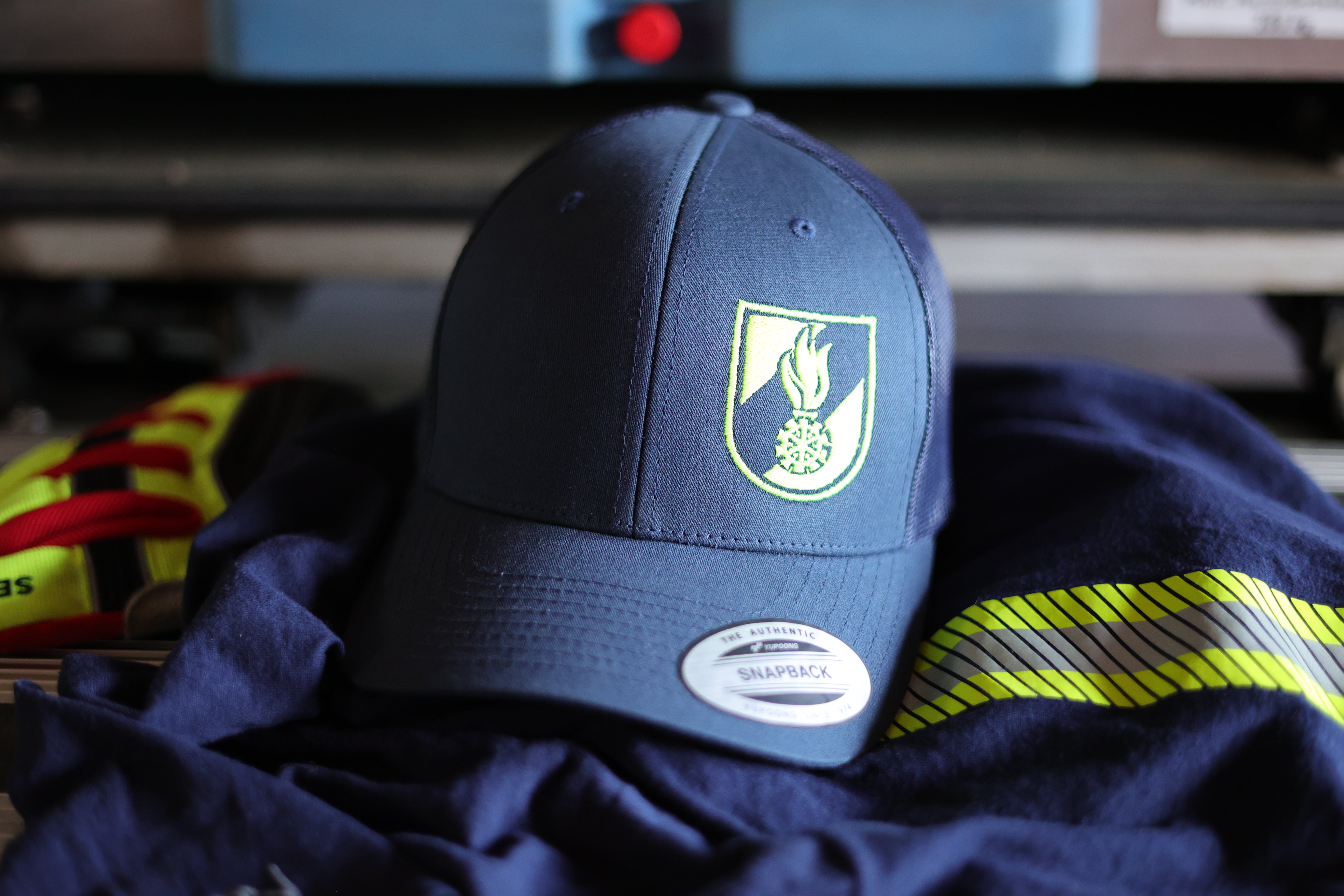 Retro Trucker Cap Navy/Neon